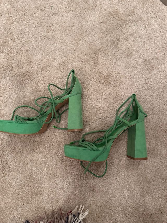 Tacones verdes de plataforma con cordones
