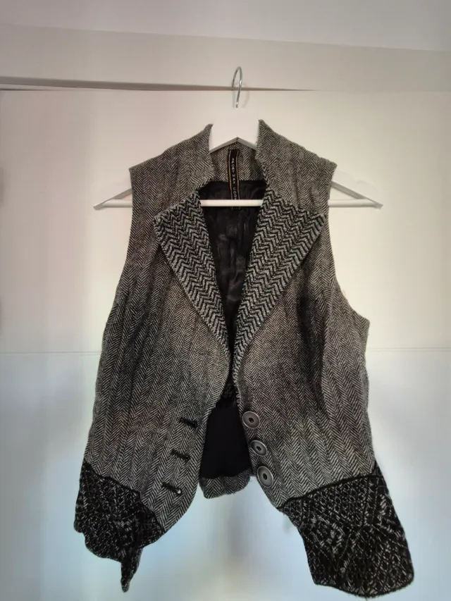 Chaleco de mujer con estampado y abalorios