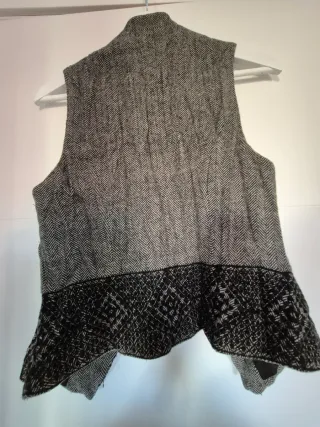 Chaleco de mujer con estampado y abalorios