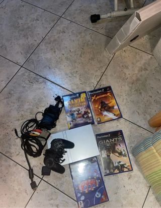 PlayStation 2 Grigia con giochi e controller