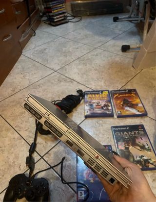 PlayStation 2 Grigia con giochi e controller