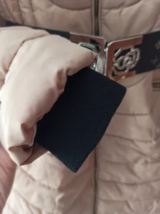 Abrigo acolchado con capucha y cinturón