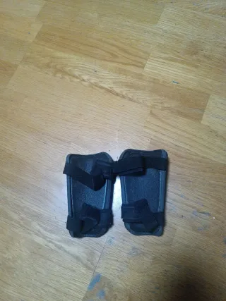 Espinilleras Negras Deportivas edad 8-9 años