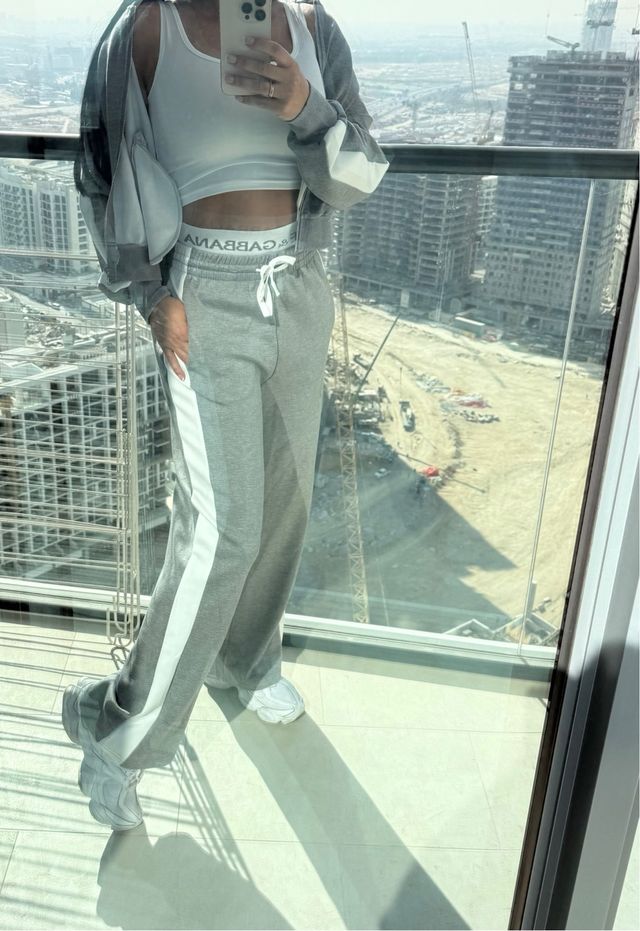 Chándal gris con detalles blancos