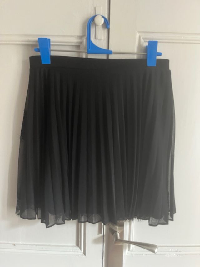 Falda corta negra plusada con encaje