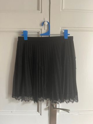 Falda corta negra plusada con encaje