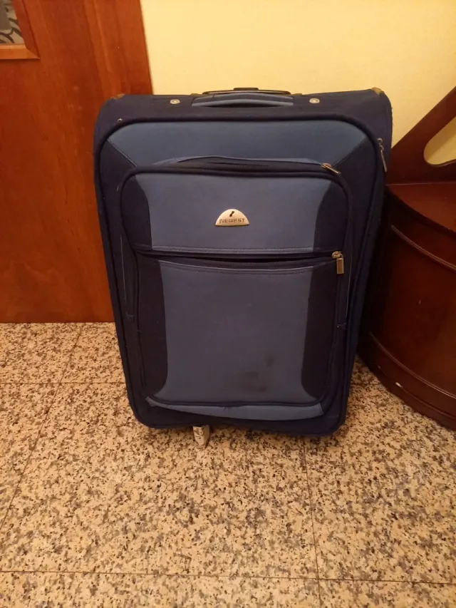 Maleta grande azul con compartimentos.