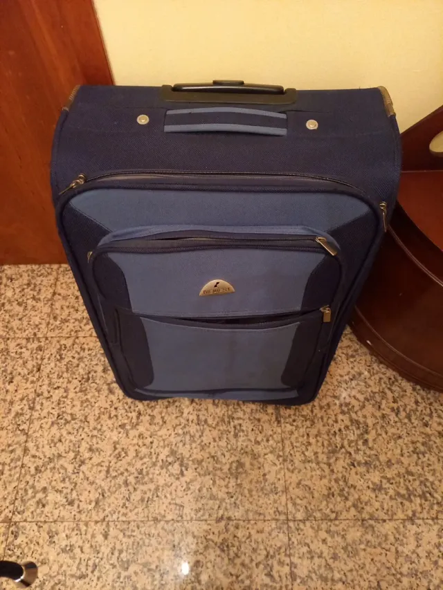 Maleta grande azul con compartimentos.