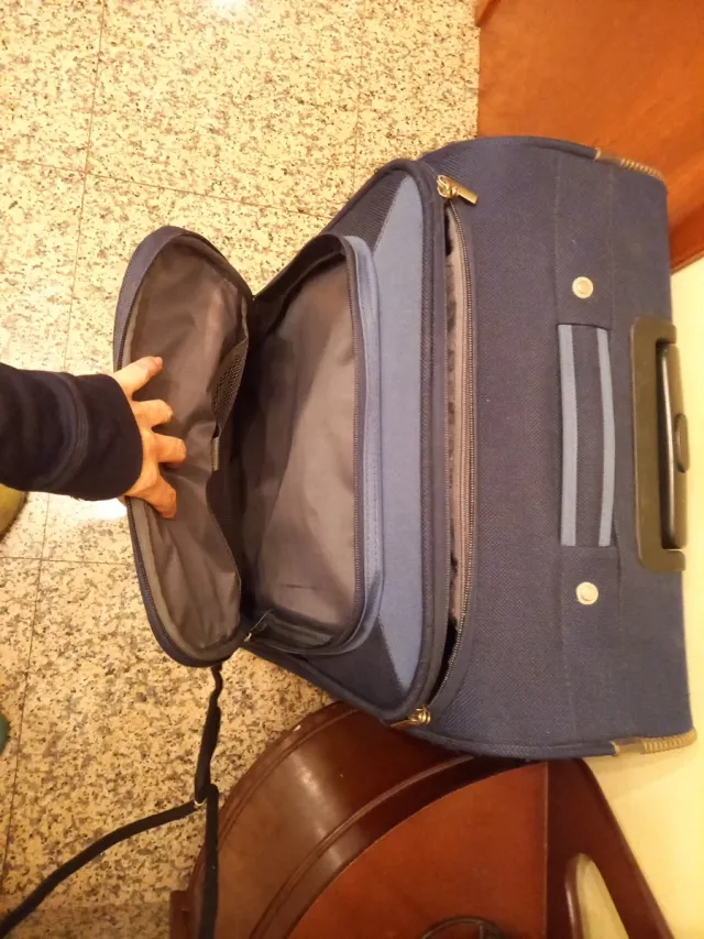 Maleta grande azul con compartimentos.