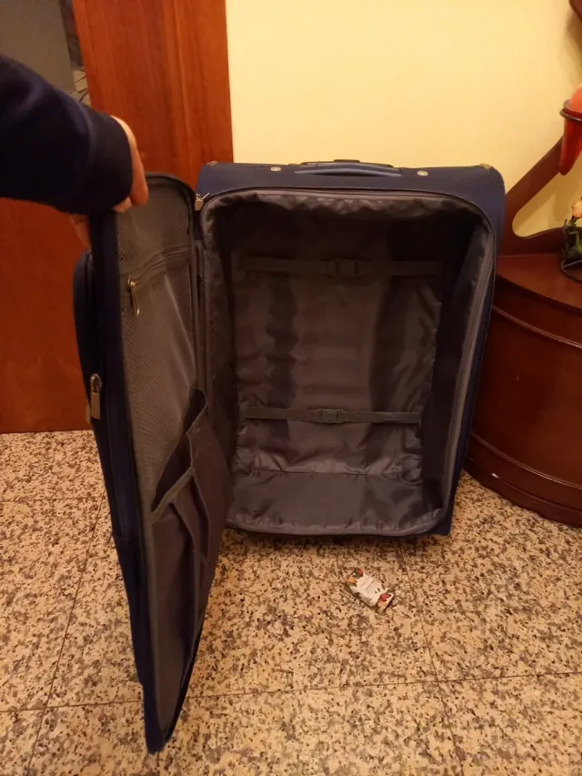 Maleta grande azul con compartimentos.