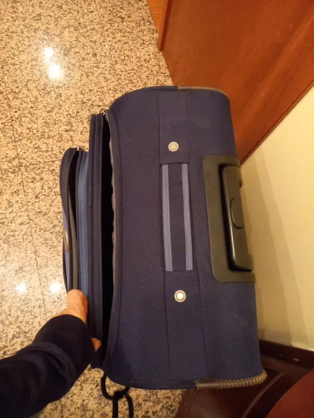 Maleta grande azul con compartimentos.