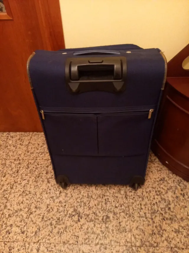 Maleta grande azul con compartimentos.