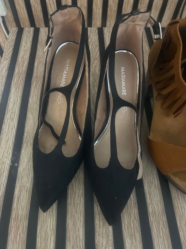 2 Zapatos planos negros y sandalias marrones 20€
