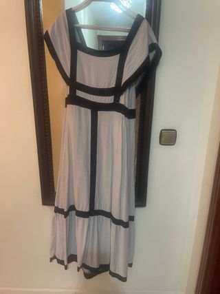 Vestido largo gris con detalles negros