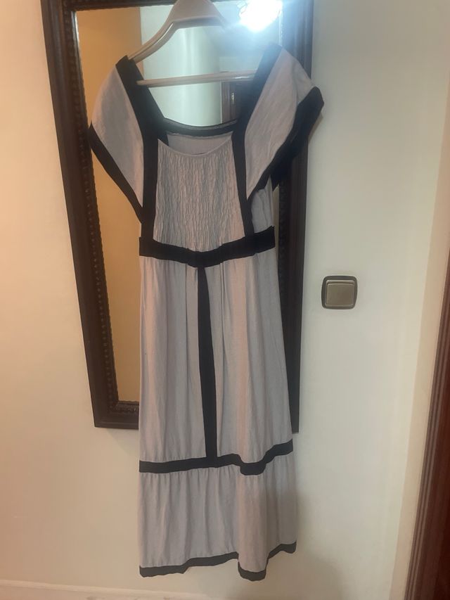 Vestido largo gris con detalles negros