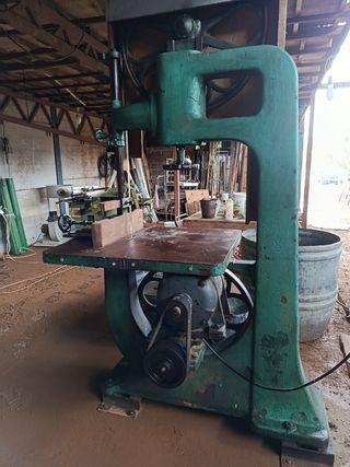 Máquina de serrar industrial verde