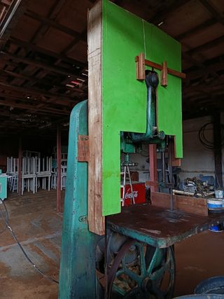 Máquina de serrar industrial verde