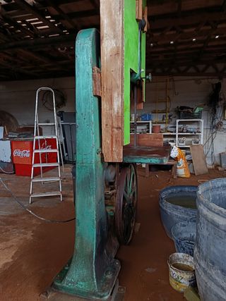 Máquina de serrar industrial verde