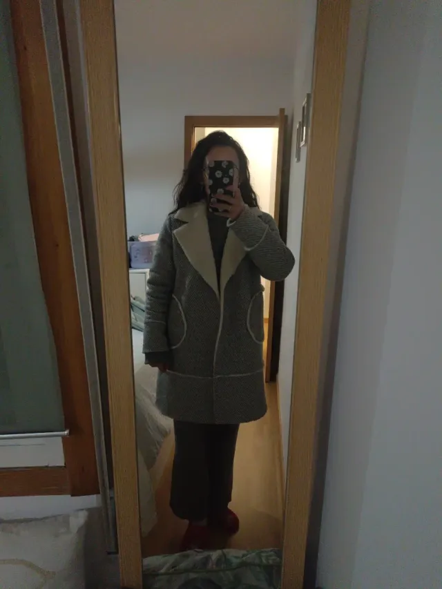 Abrigo de pelo gris y blanco