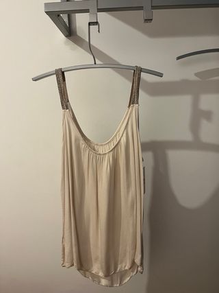 Top tirantes beige con detalles plateados
