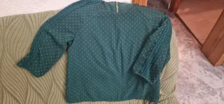 Camisa verde con detalles de encaje