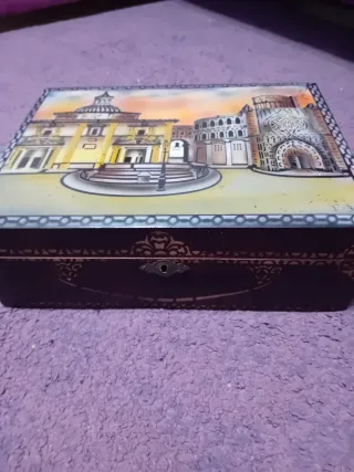 Caja de madera con espejo