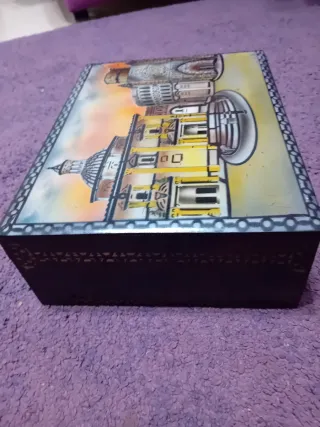 Caja de madera con espejo