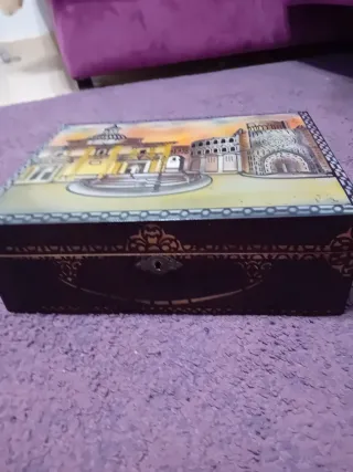 Caja de madera con espejo