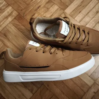 Zapatos casuales marrones y blancos