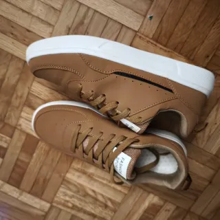 Zapatos casuales marrones y blancos