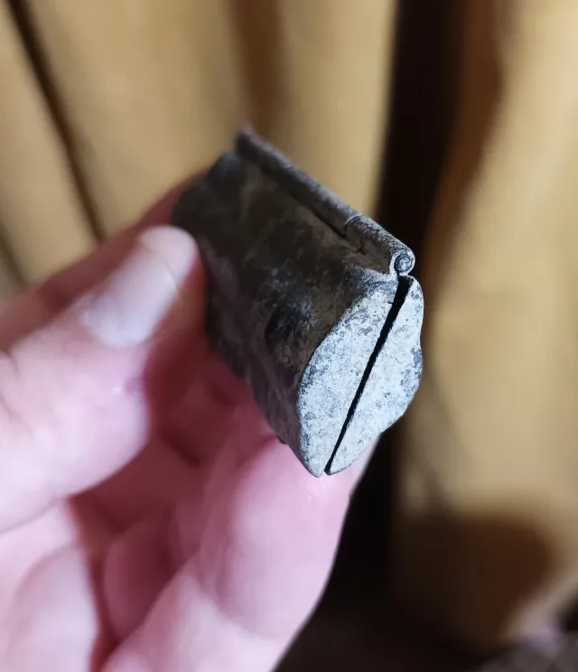 EXTRAÑO OBJETO DE BRONCE ANTIGUO CON GRABADO