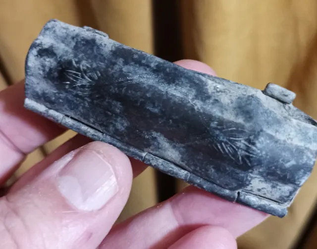 EXTRAÑO OBJETO DE BRONCE ANTIGUO CON GRABADO