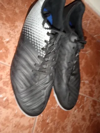 Botas de fútbol negras