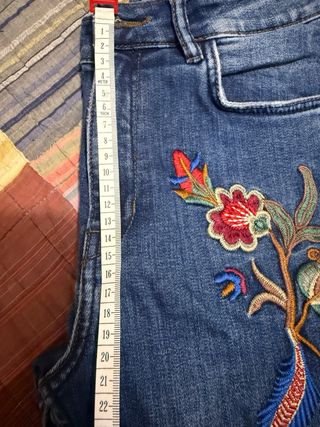 Vaqueros Mango con bordado floral