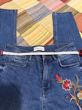 Vaqueros Mango con bordado floral