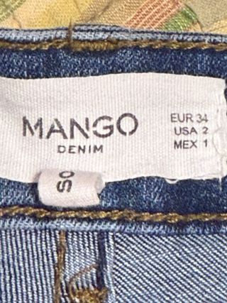 Vaqueros Mango con bordado floral