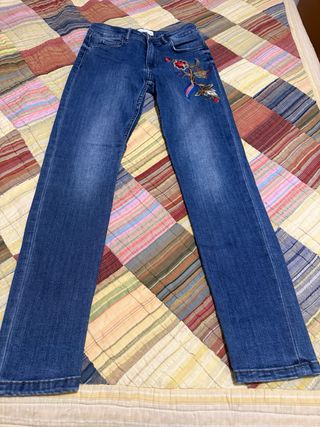 Vaqueros Mango con bordado floral