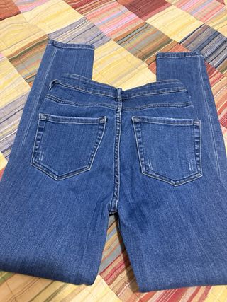 Vaqueros Mango con bordado floral