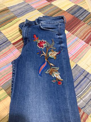 Vaqueros Mango con bordado floral