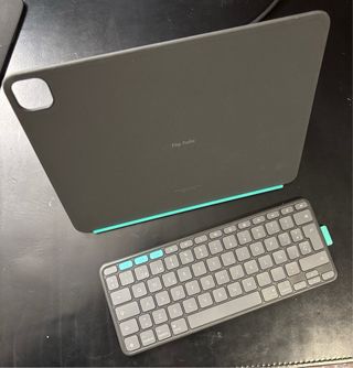 Custodia con tastiera Logitech Flip Folio per iPad 13'