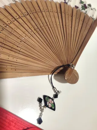 Abanico de madera y papel decorado