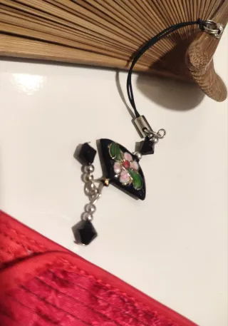 Abanico de madera y papel decorado