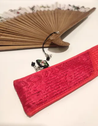 Abanico de madera y papel decorado