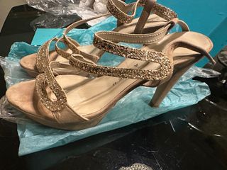 Zapatos de tacón dorados Stephen Allen