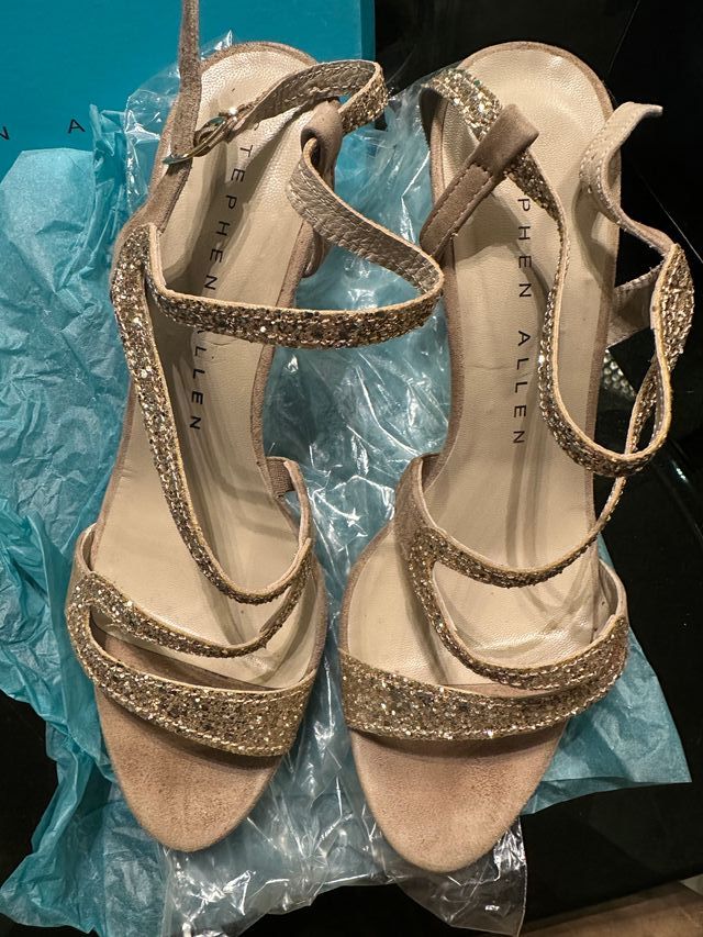 Zapatos de tacón dorados Stephen Allen