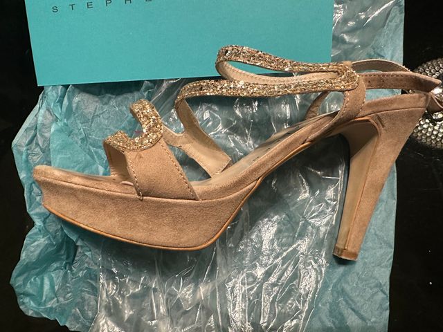 Zapatos de tacón dorados Stephen Allen