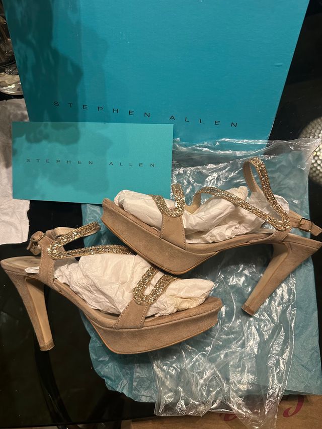 Zapatos de tacón dorados Stephen Allen