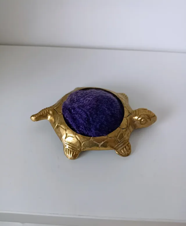 Tortuga de bronce vintage con alfiletero talismán
