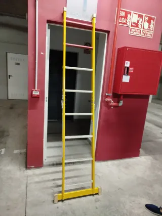 Escalera fibra vidrio 1 tramo plegable