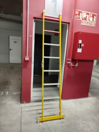 Escalera fibra vidrio 1 tramo plegable